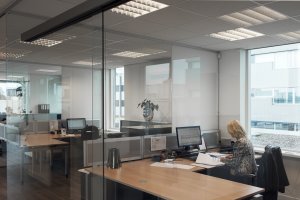 Glazen scheidingswand, beamerscherm en whiteboard ineen